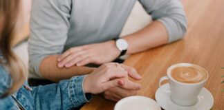 Kto może korzystać z terapii poznawczo-behawioralnej i jak znaleźć odpowiedniego terapeutę?