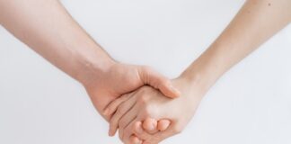 Jakie są różnice między terapią poznawczo-behawioralną a psychoterapią psychodynamiczną?