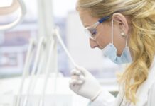 Jak trzymać nić dentystyczna? Jak trzymać nić dentystyczna?