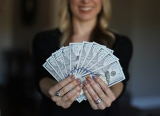 Jak zarabiać 10 000 zł miesięcznie? Jak zarabiać 10 000 zł miesięcznie?
