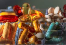 Czy technik farmacji może być sam w aptece?